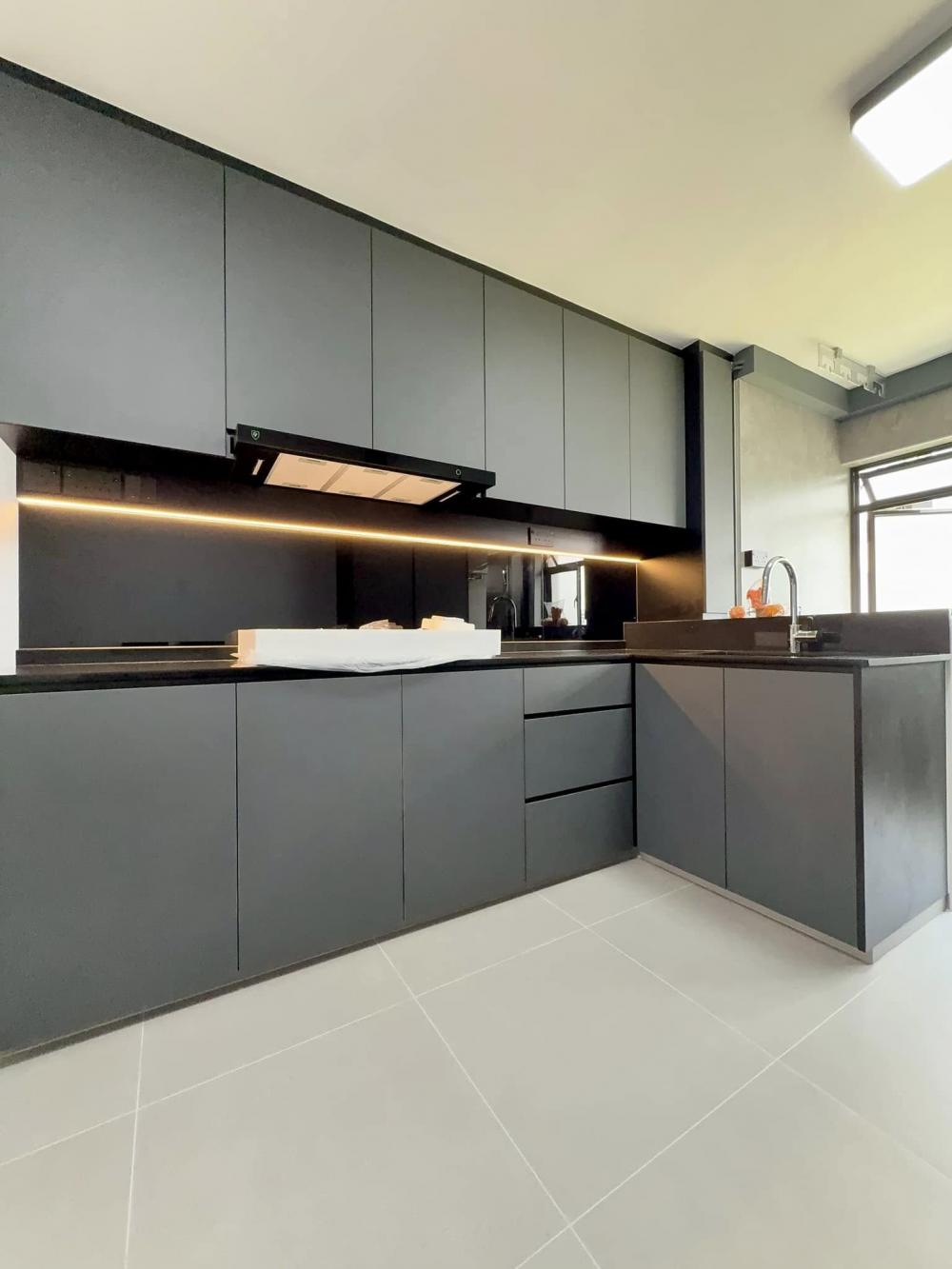Modern Kitchen with Countertop and Homogeneous Tiles