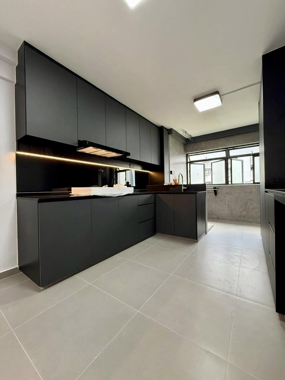 Modern Kitchen with Countertop and Homogeneous Tiles