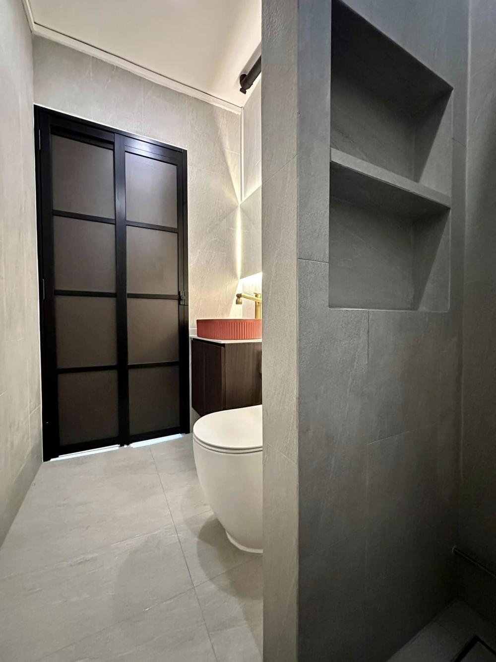Scandinavian Bathroom with Homogeneous Tiles and Bathroom Storage