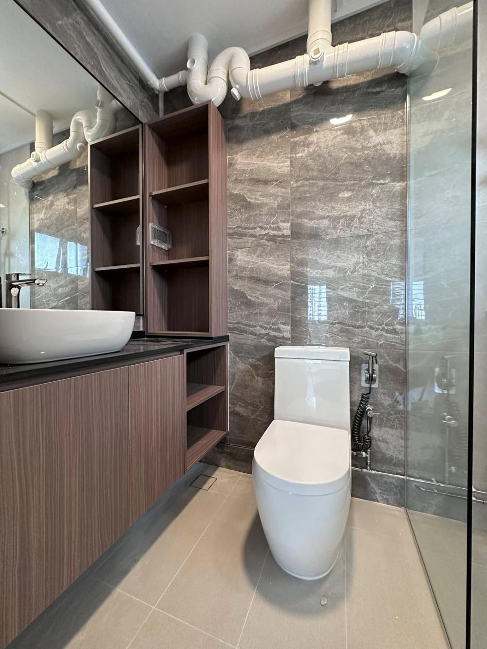 Scandinavian Bathroom with Countertop and Homogeneous Tiles