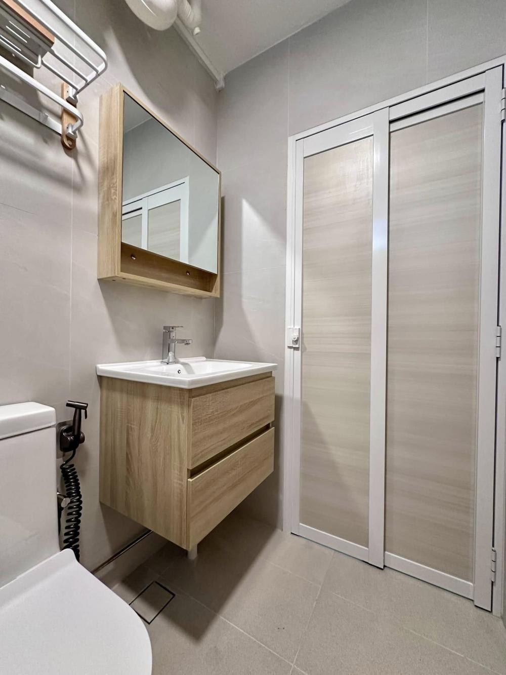 Scandinavian Bathroom with Homogeneous Tiles and Mirror