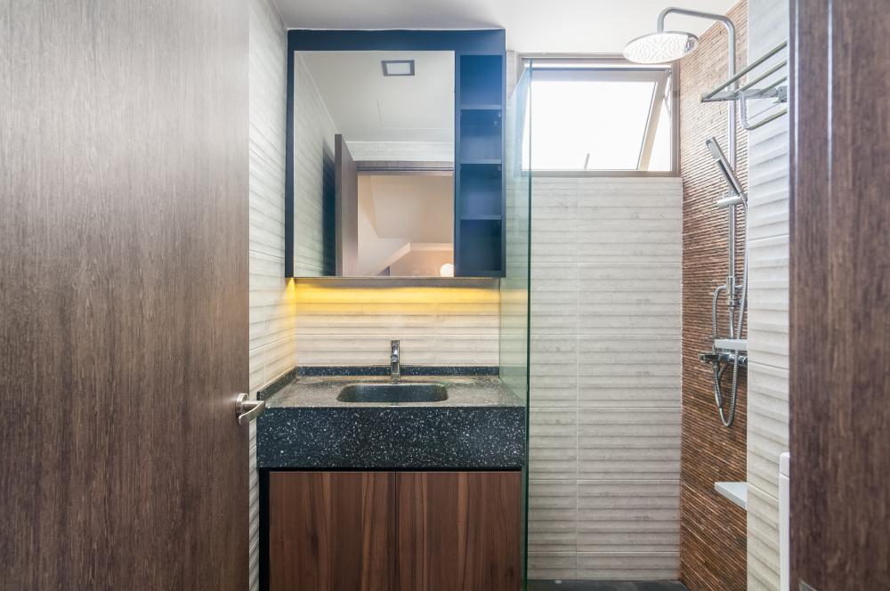 Contemporary Bathroom with Countertop and Homogeneous Tiles