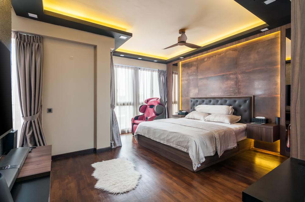 Contemporary Bedroom with Homogeneous Tiles and Parquet Floor