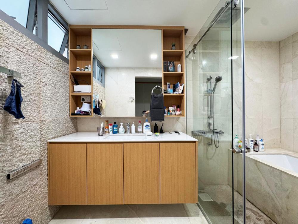 Minimalist Bathroom with Countertop and Marble Floor