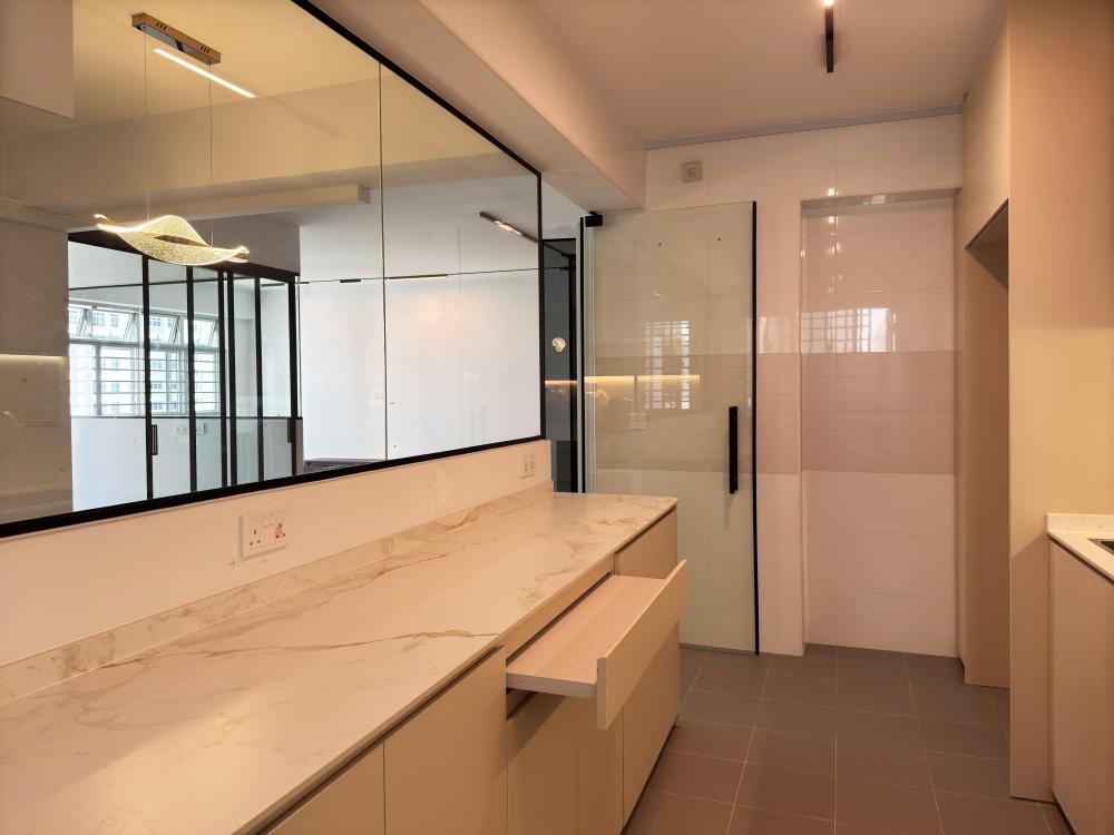 Modern Bathroom with Countertop and Marble Floor