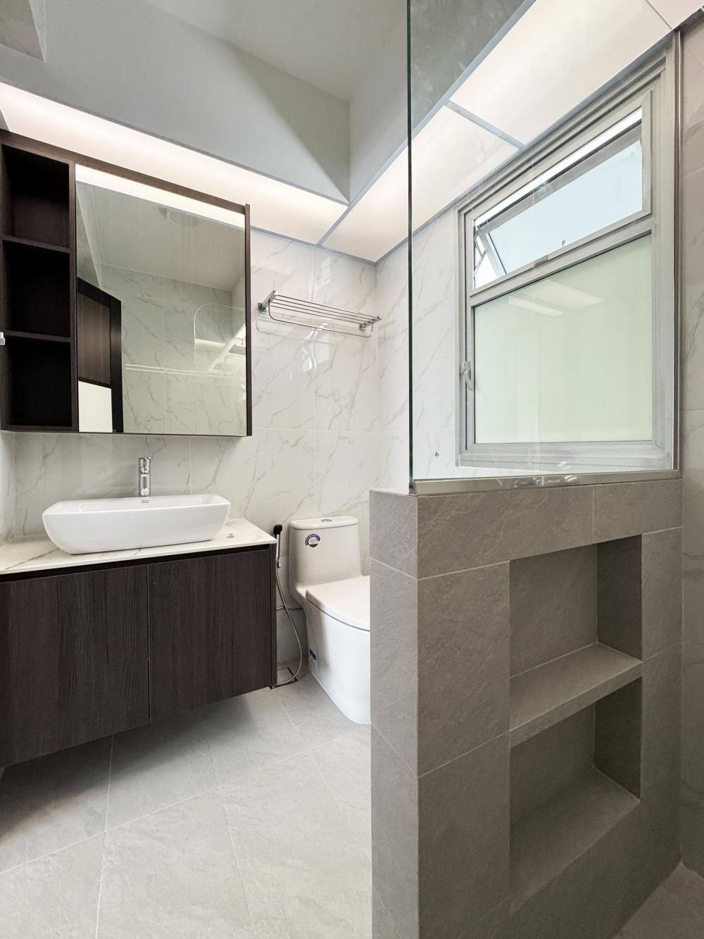 Modern Bathroom with Countertop and Bathroom Sinks