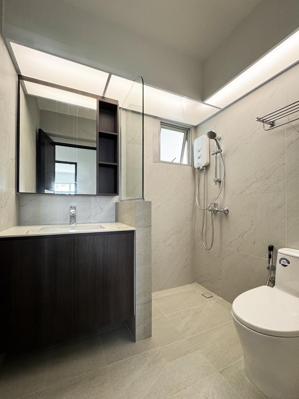Modern Bathroom with Countertop and Marble Floor