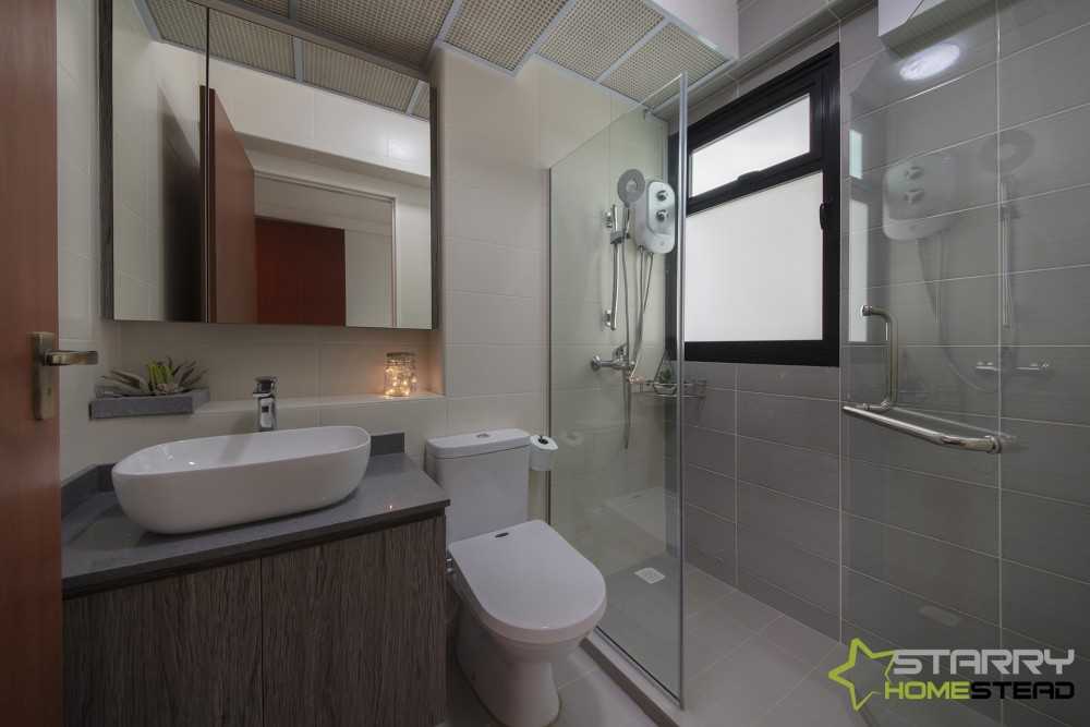 Contemporary Bathroom with Mirror and Rainshower