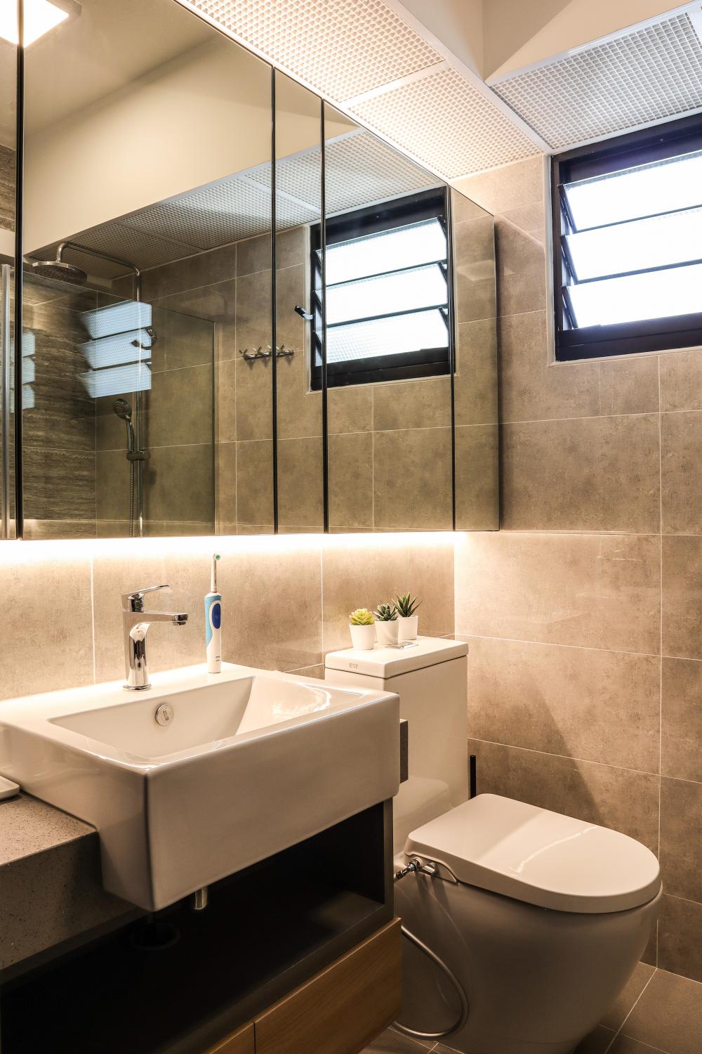 Contemporary Bathroom with Mirror and Vanity Counter