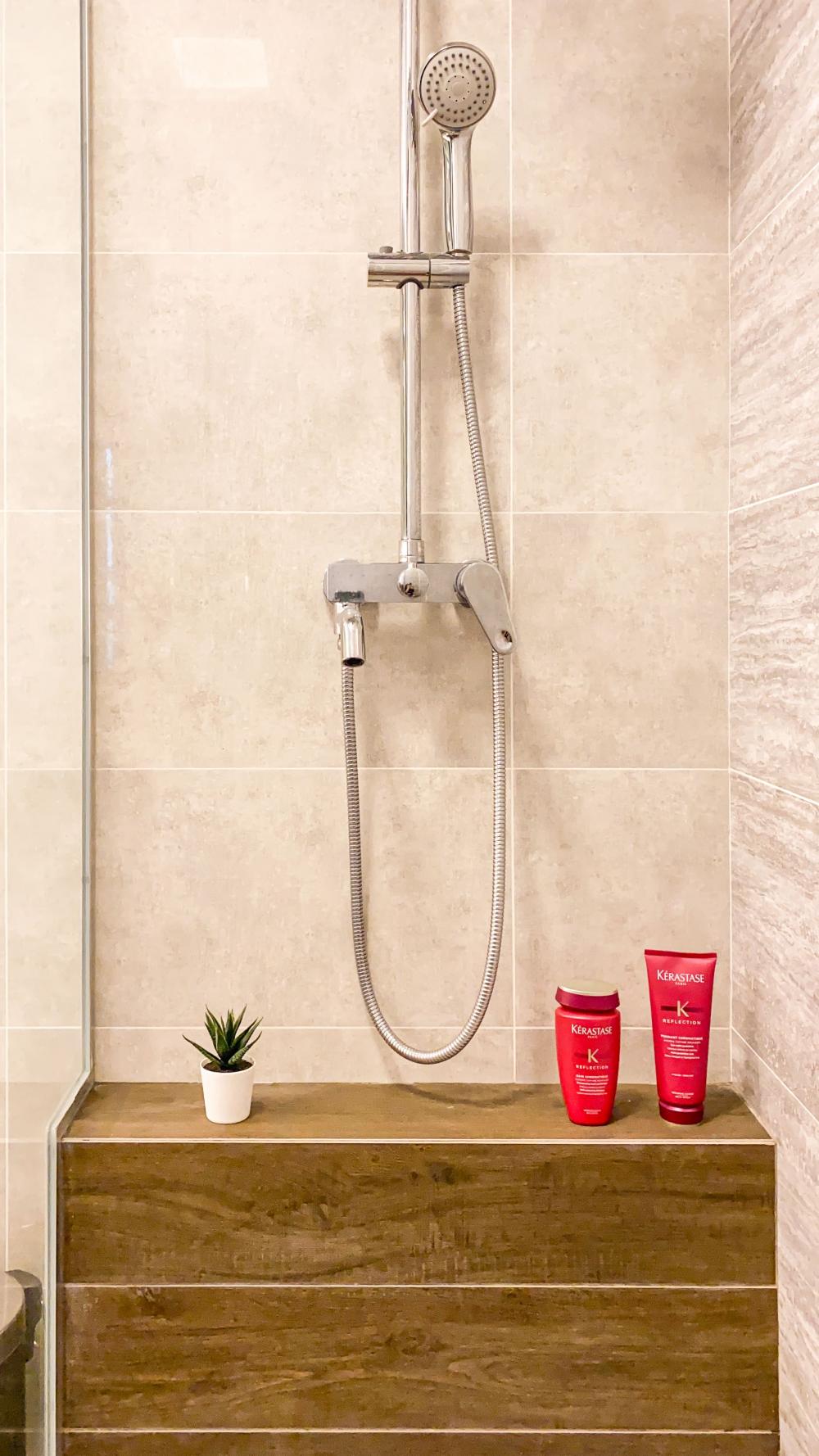 Contemporary Bathroom with Homogeneous Tiles and Rainshower