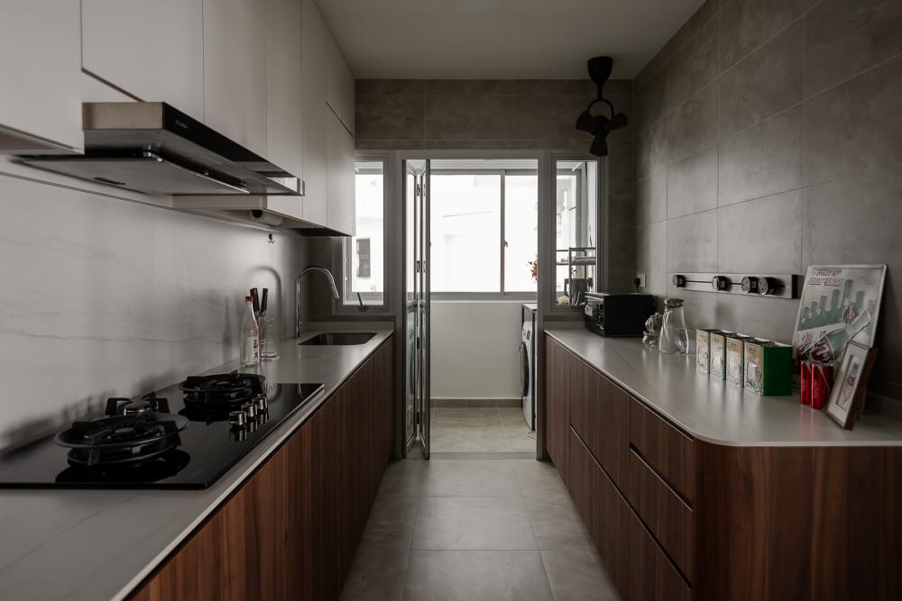Modern Kitchen with Countertop and Homogeneous Tiles