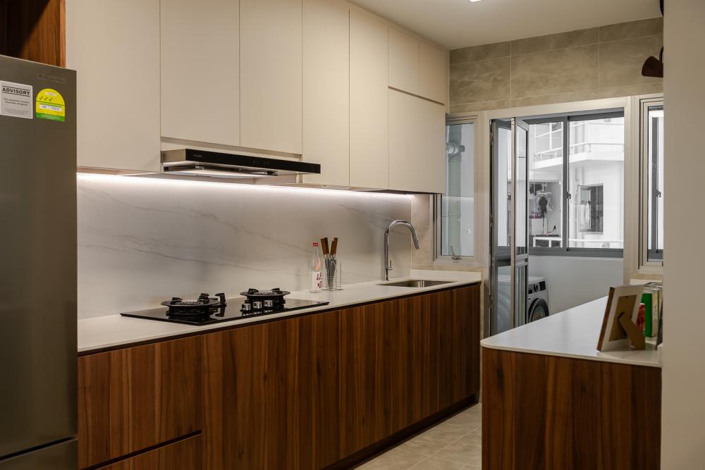 Modern Kitchen with Countertop and Homogeneous Tiles