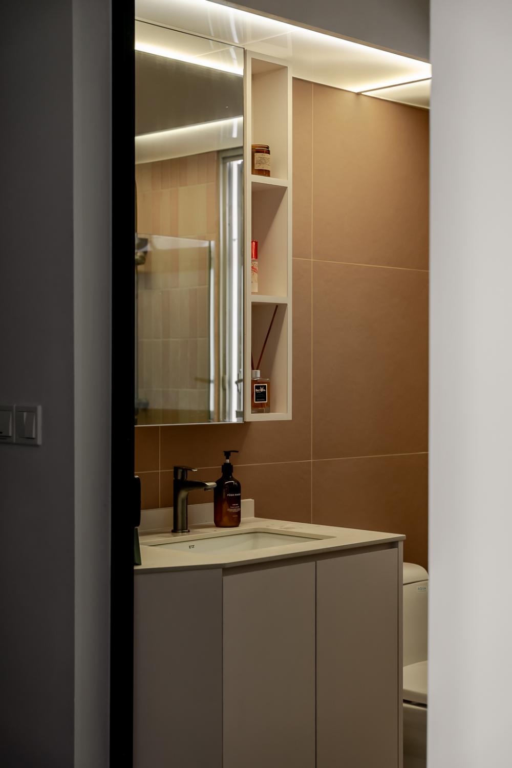 Modern Bathroom with Countertop and Homogeneous Tiles