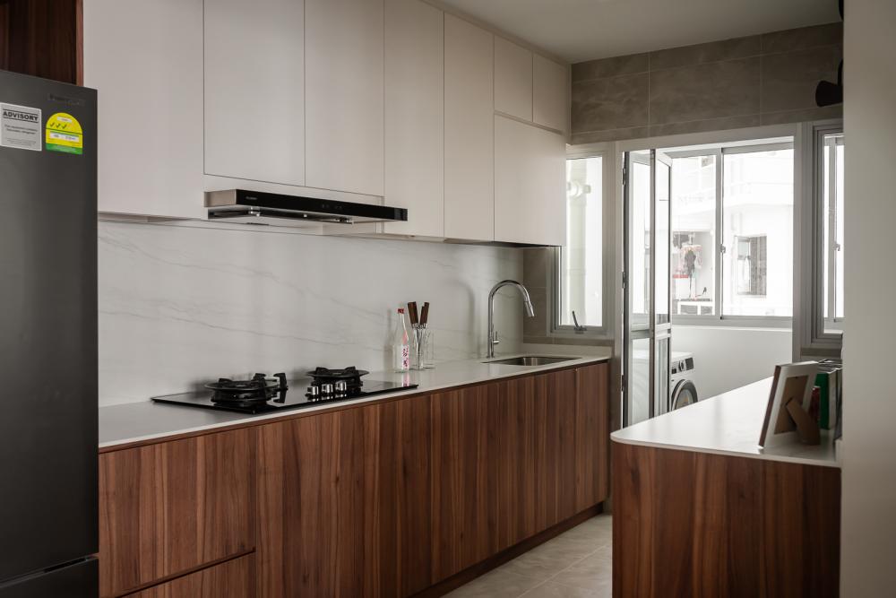 Modern Kitchen with Countertop and Homogeneous Tiles
