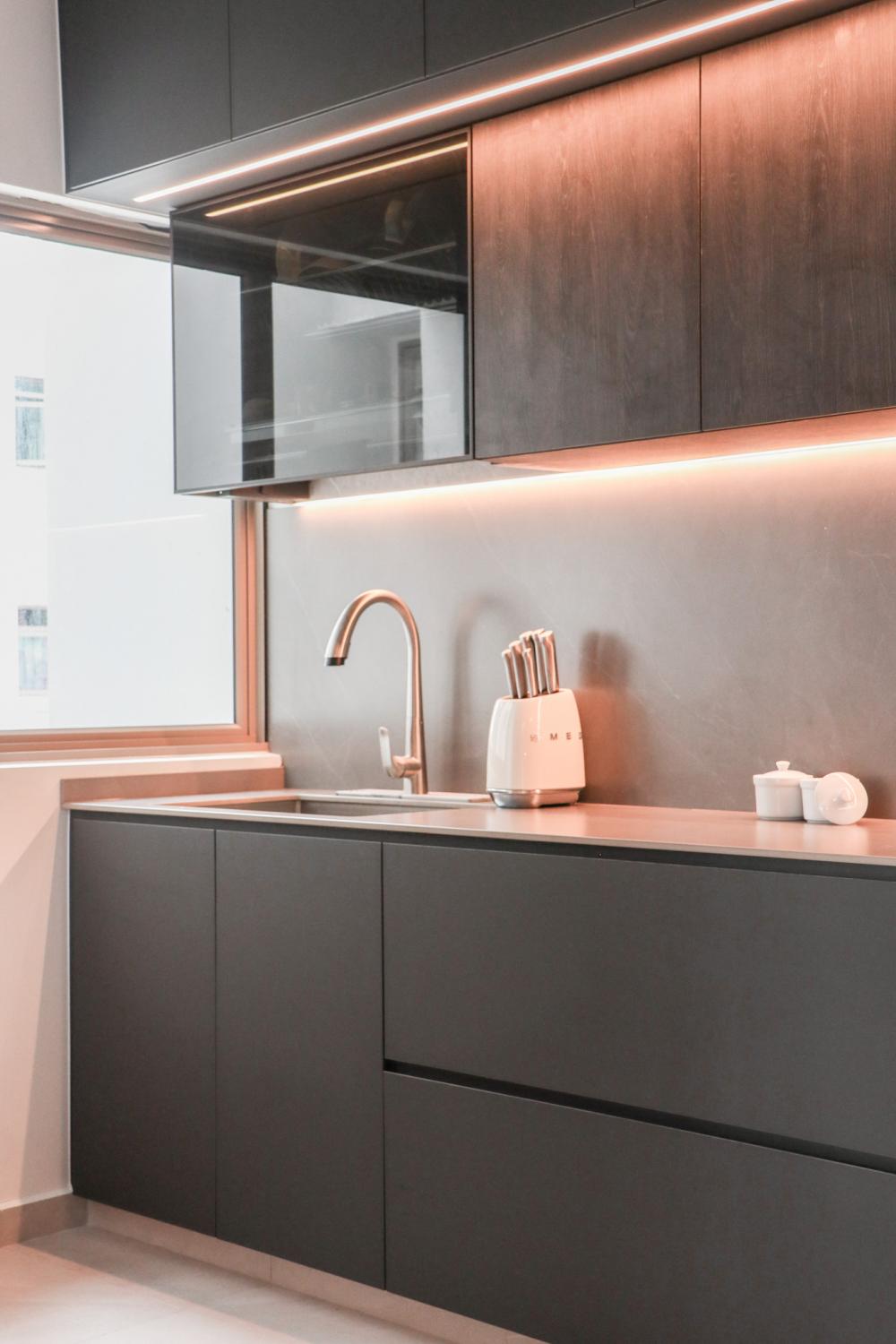 Modern Kitchen with Vinyl Flooring and Kitchen Island