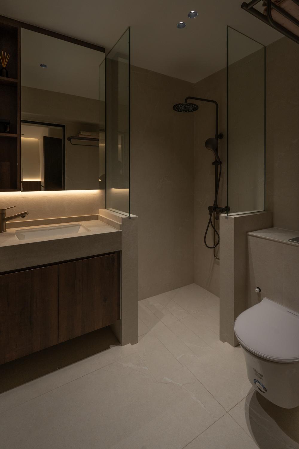 Contemporary Bathroom with Mirror and Rainshower