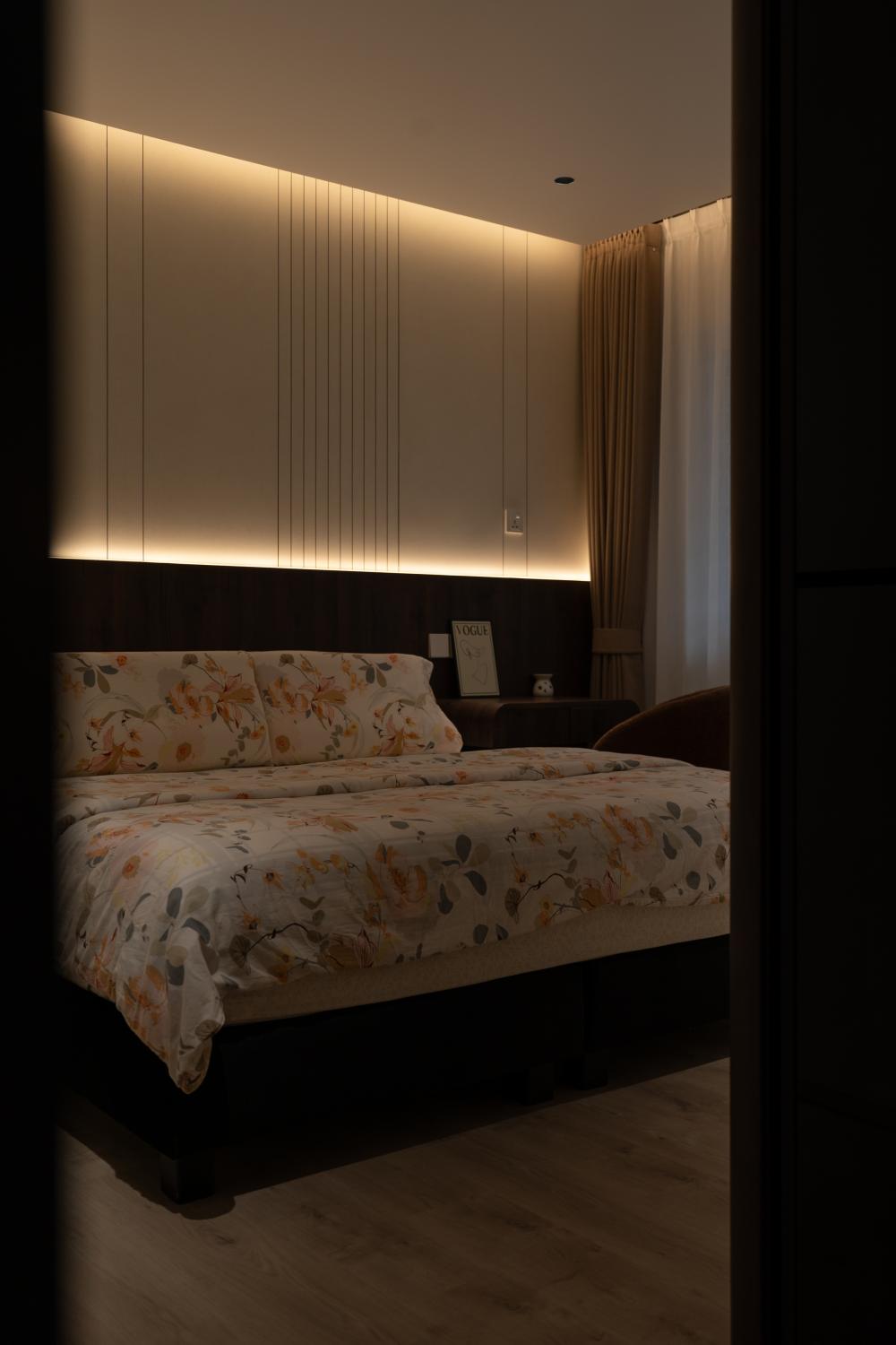 Contemporary Bedroom with Vinyl Flooring and Drop Ceiling