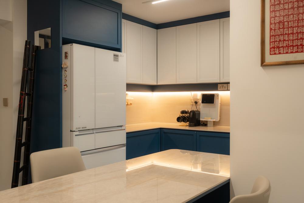 Contemporary Kitchen with Open Kitchen and Breakfast Counter