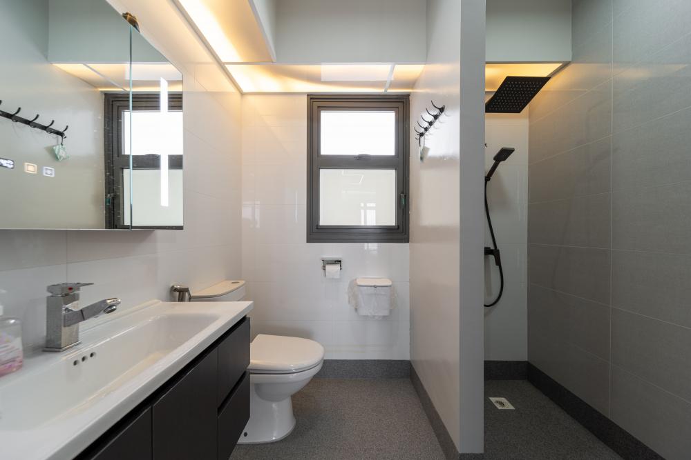 Eclectic Bathroom with Shower Screen and Rainshower