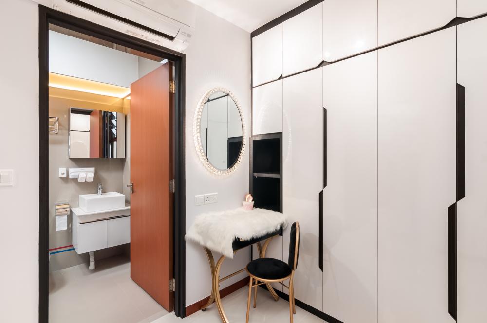 Country Walk-in Wardrobe with Mirror and Wardrobe