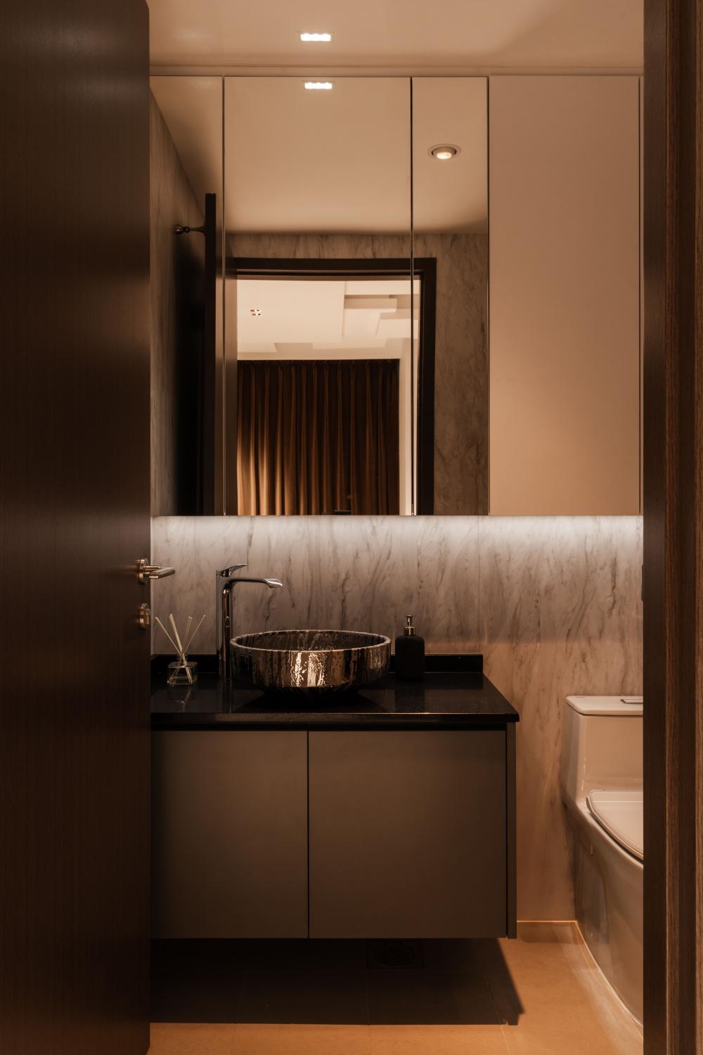 Contemporary Bathroom with Mirror and Vanity Counter