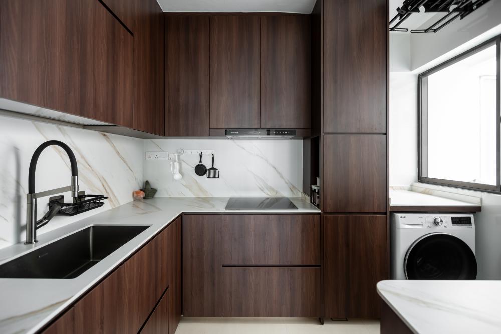 Contemporary Kitchen with Kitchen Window and Breakfast Counter