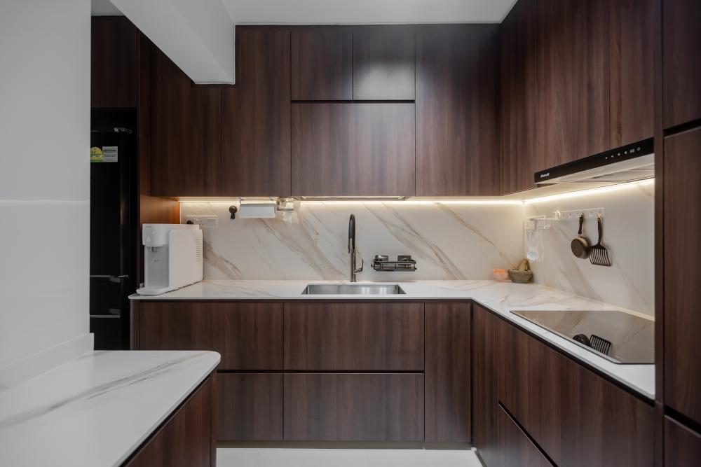 Contemporary Kitchen with Kitchen Island and Breakfast Counter