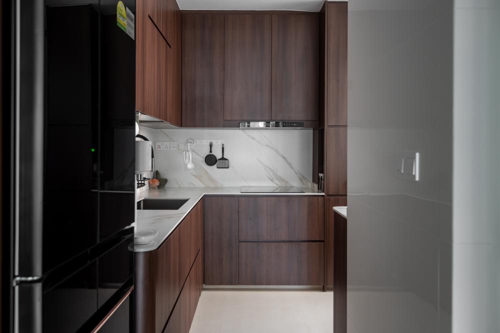 Contemporary Kitchen with Countertop and Breakfast Counter