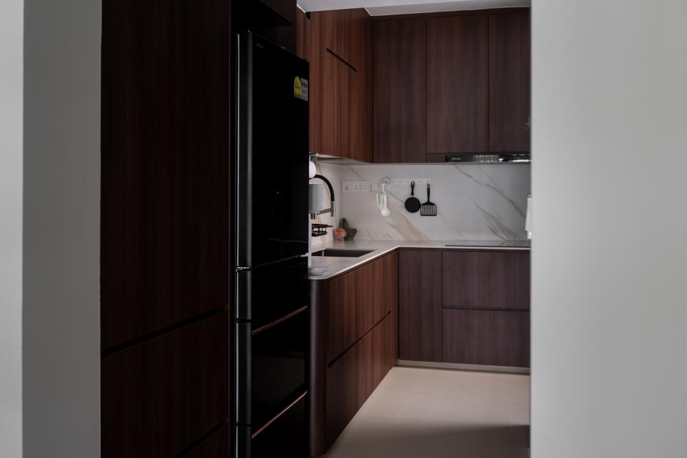 Contemporary Kitchen with Countertop and Breakfast Counter