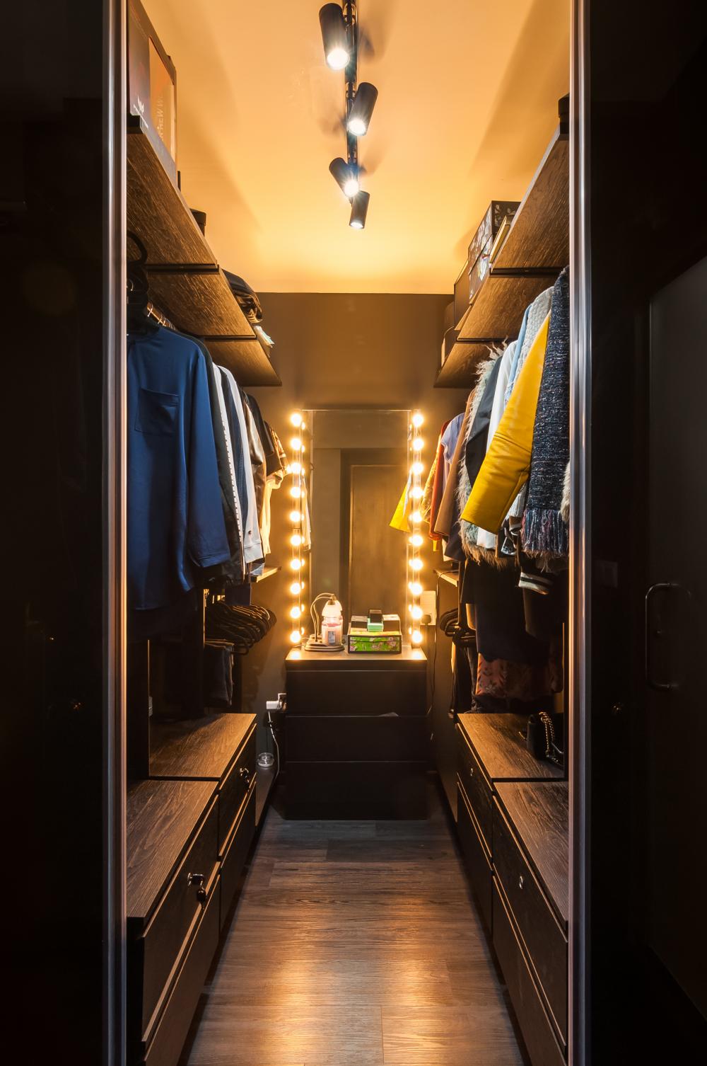 Contemporary Walk-in Wardrobe with Mirror and Wardrobe