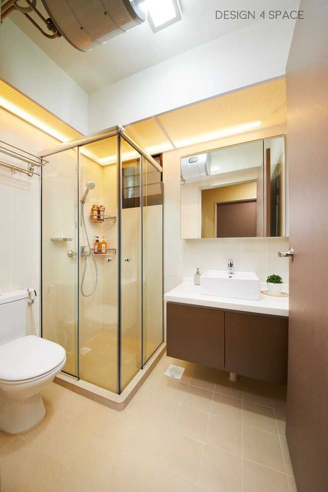 Modern Bathroom with Homogeneous Tiles and Mirror