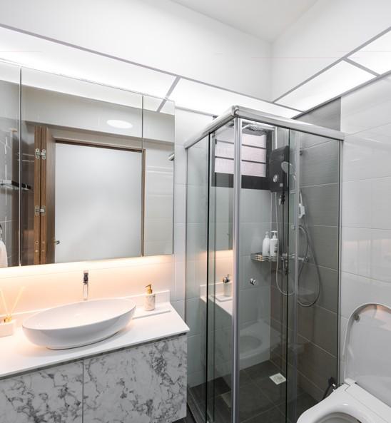 Modern Bathroom with Countertop and Mirror