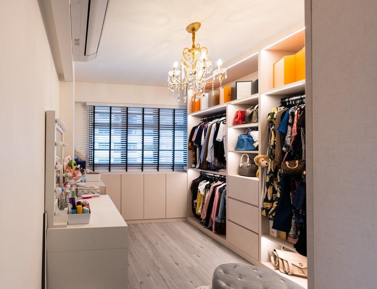 Modern Walk-in Wardrobe with Mirror and Wardrobe