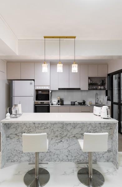 Modern Kitchen with Countertop and Kitchen Island