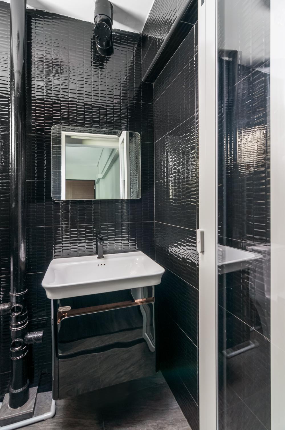 Contemporary Bathroom with Homogeneous Tiles and Mirror