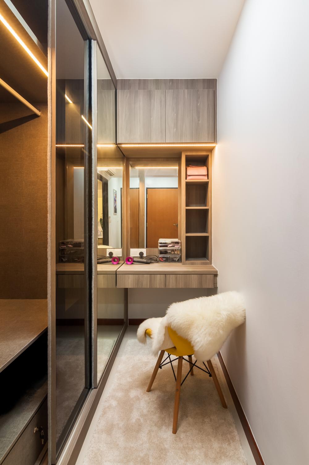 Modern Walk-in Wardrobe with Mirror and Wardrobe