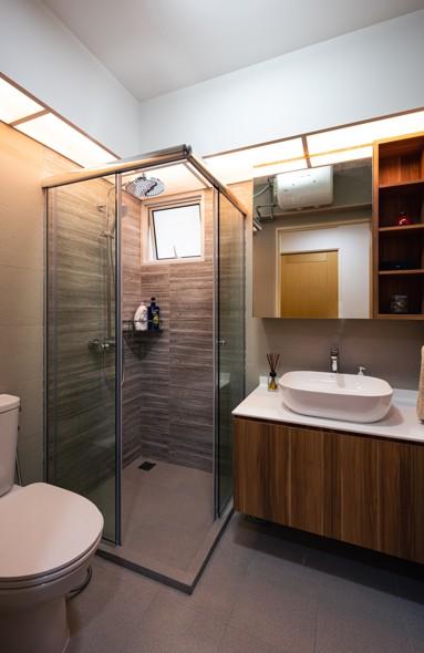 Modern Bathroom with Countertop and Shower Screen