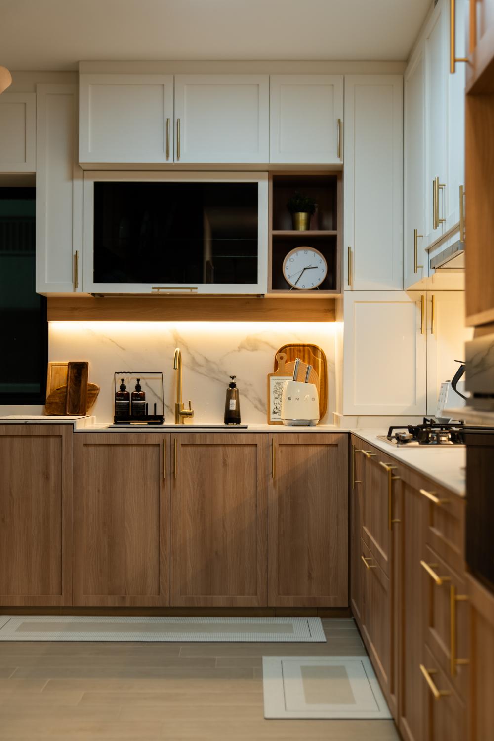 Scandinavian Kitchen with Countertop and Open Kitchen