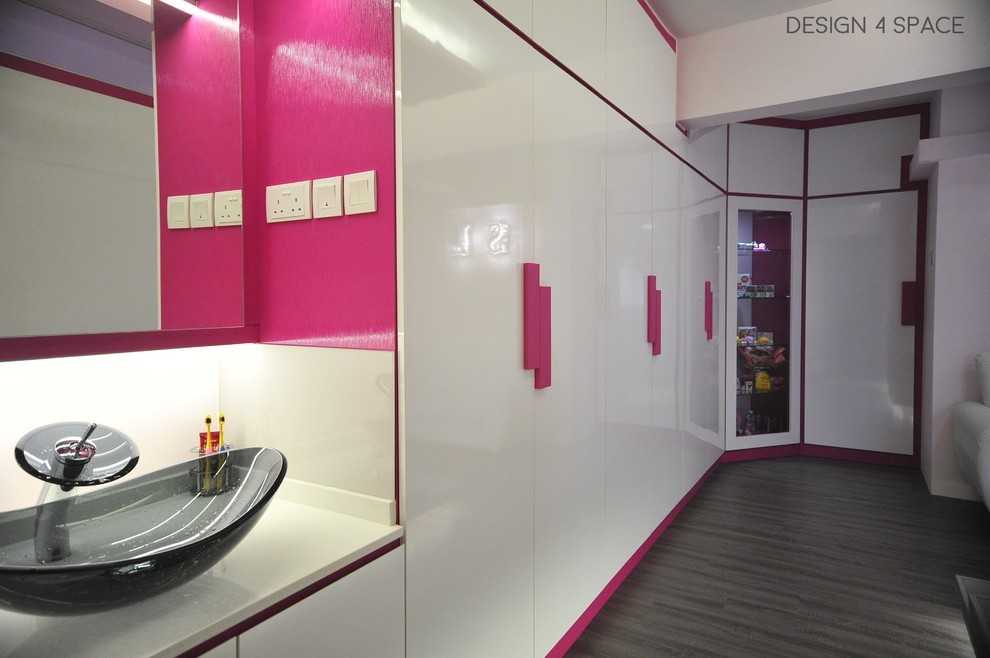 Modern Walk-in Wardrobe with Mirror and Wardrobe