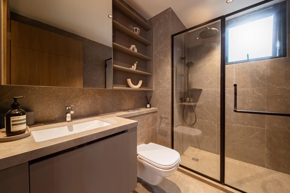 Modern Bathroom with Mirror and Rainshower