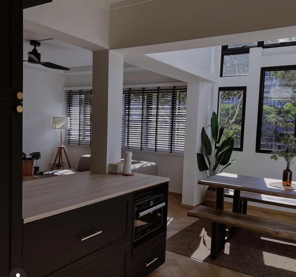 Contemporary Living Room with Vinyl Flooring and Homogeneous Tiles