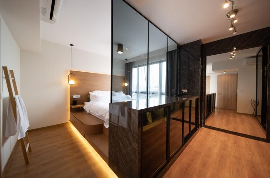 Modern Walk-in Wardrobe with Mirror and Wardrobe