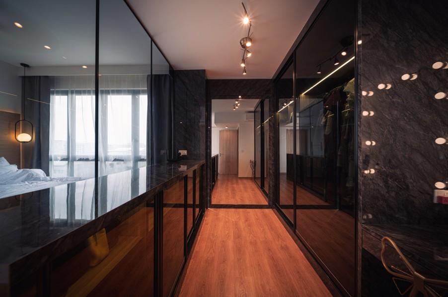Modern Walk-in Wardrobe with Mirror and Wardrobe