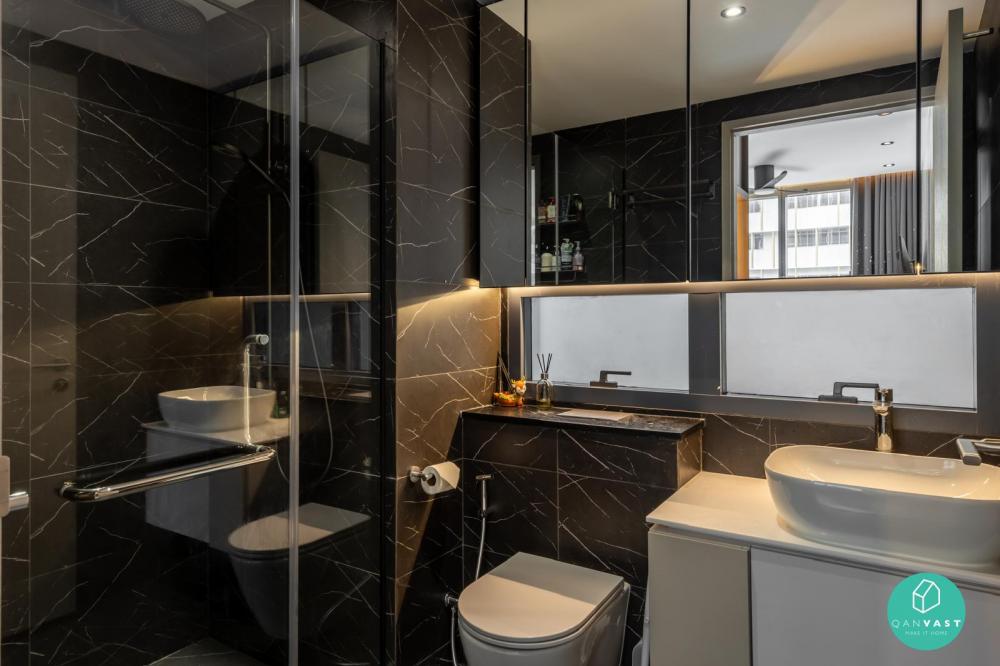 Modern Bathroom with Countertop and Mirror