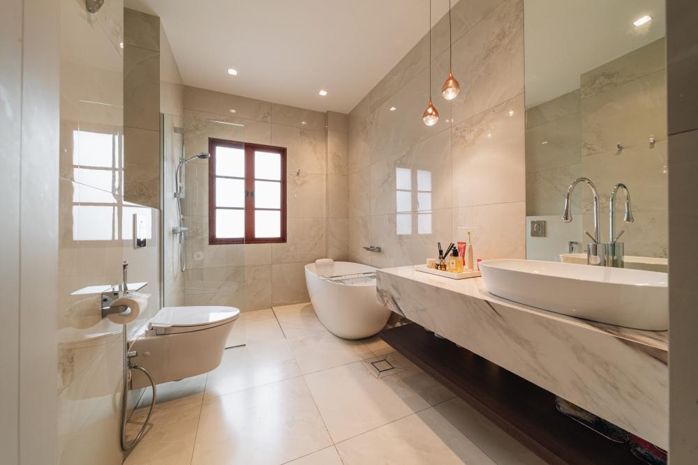Contemporary Bathroom with Mirror and Bathtub