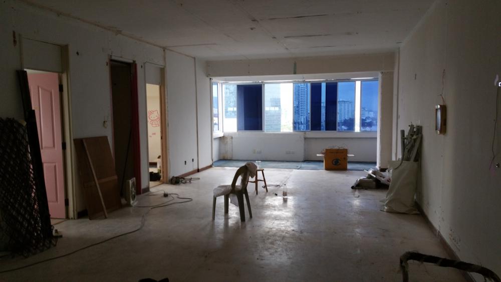 Asian Living Room with Vinyl Flooring and Cement Floor