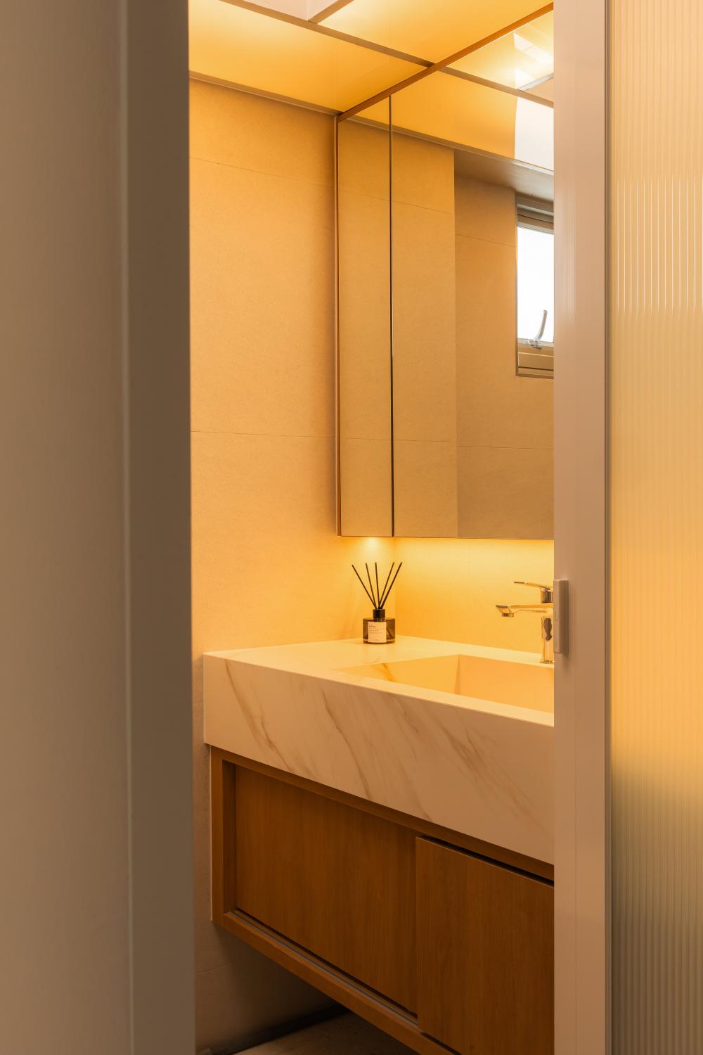 Modern Bathroom with Countertop and Mirror