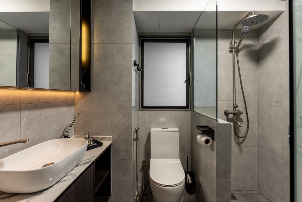 Transitional Bathroom with Countertop and Homogeneous Tiles
