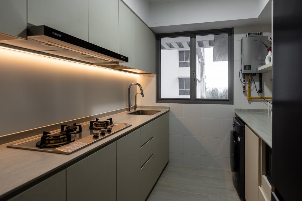 Transitional Kitchen with Countertop and Homogeneous Tiles