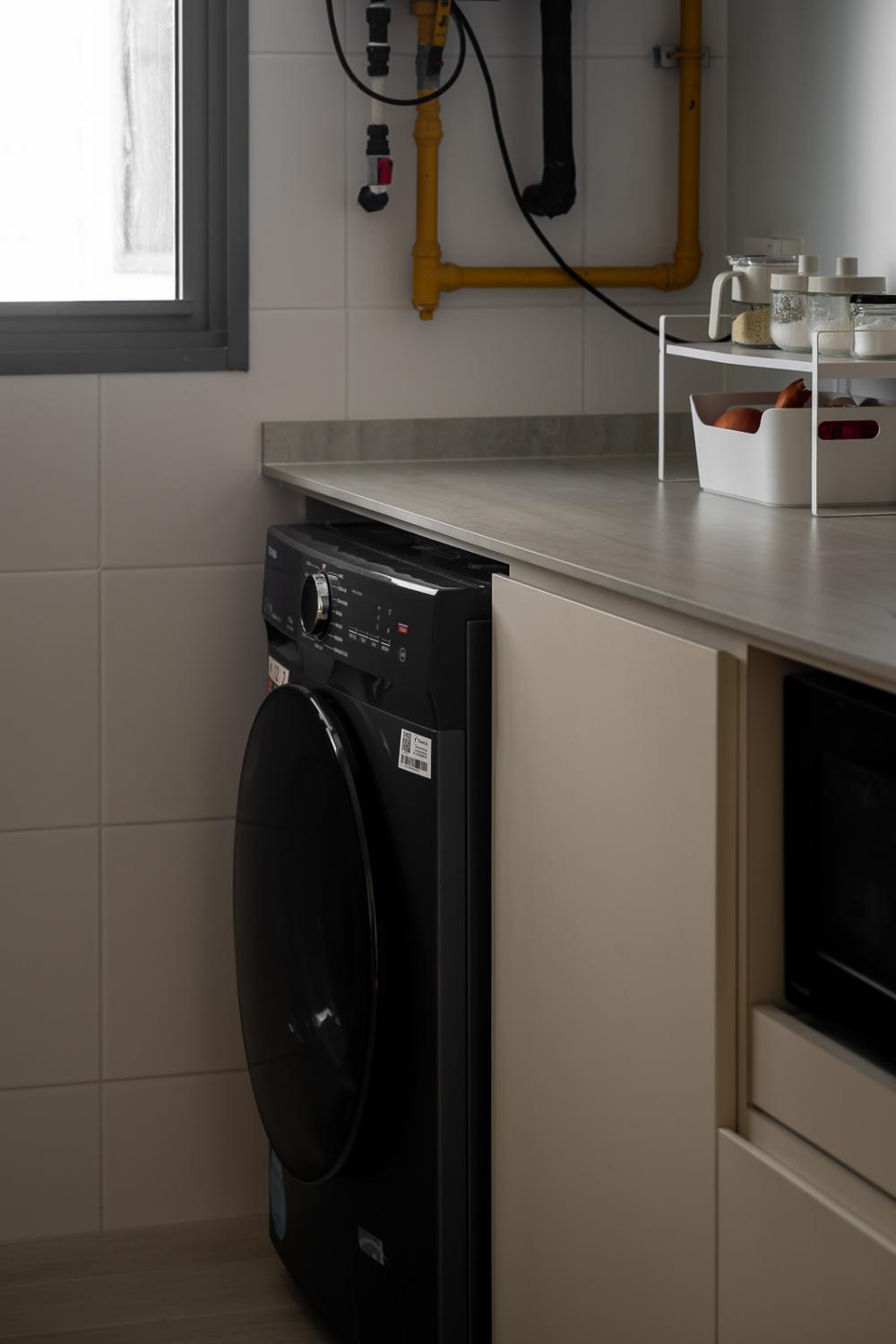 Transitional Kitchen with Countertop and Homogeneous Tiles